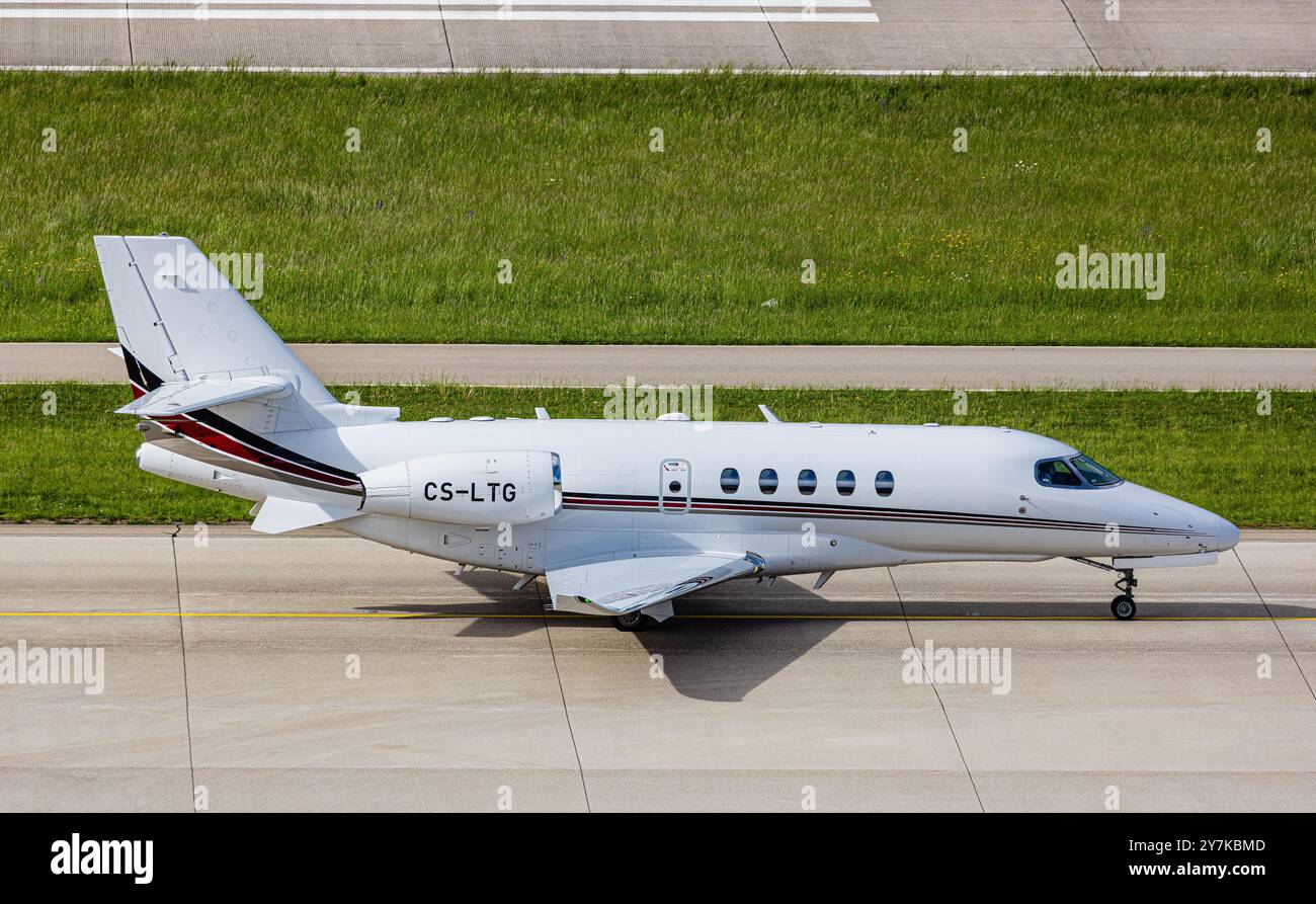 Zürich, Schweiz, 5. Mai 2024: Ein NETJETS Cessna 680A Citation Latitude fährt mit dem Taxi zur Start- und Landebahn am Flughafen Zürich. Registrierung CS-LTG. (Foto: Andre Stockfoto