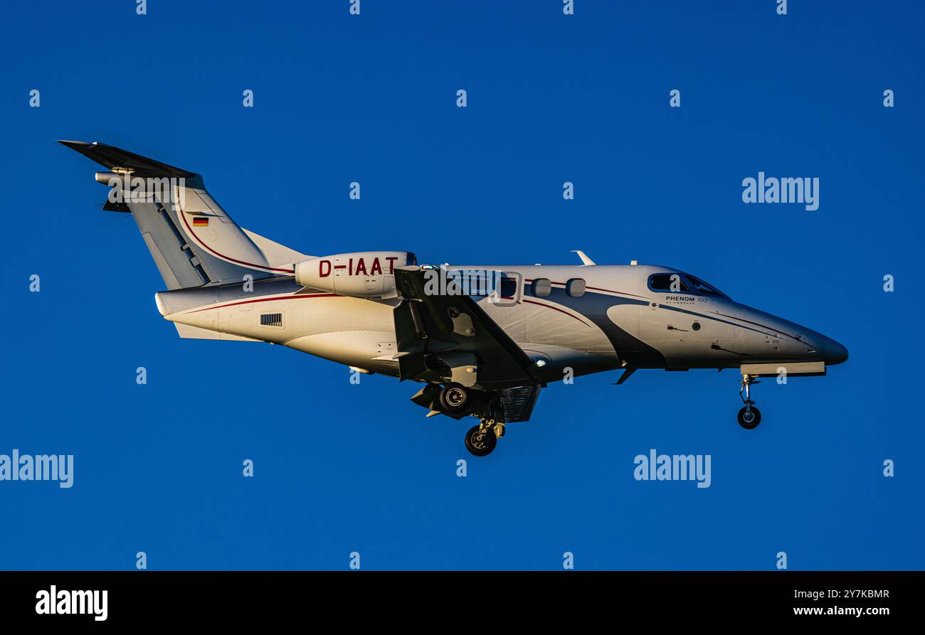 Zürich, Schweiz, 10. Mai 2024: Ein Embraer Phenom 100 von Arcus Air ist im finalen Landeanflug zum Flughafen Zürich. Registrierung D-IAAT. (Foto b Stockfoto