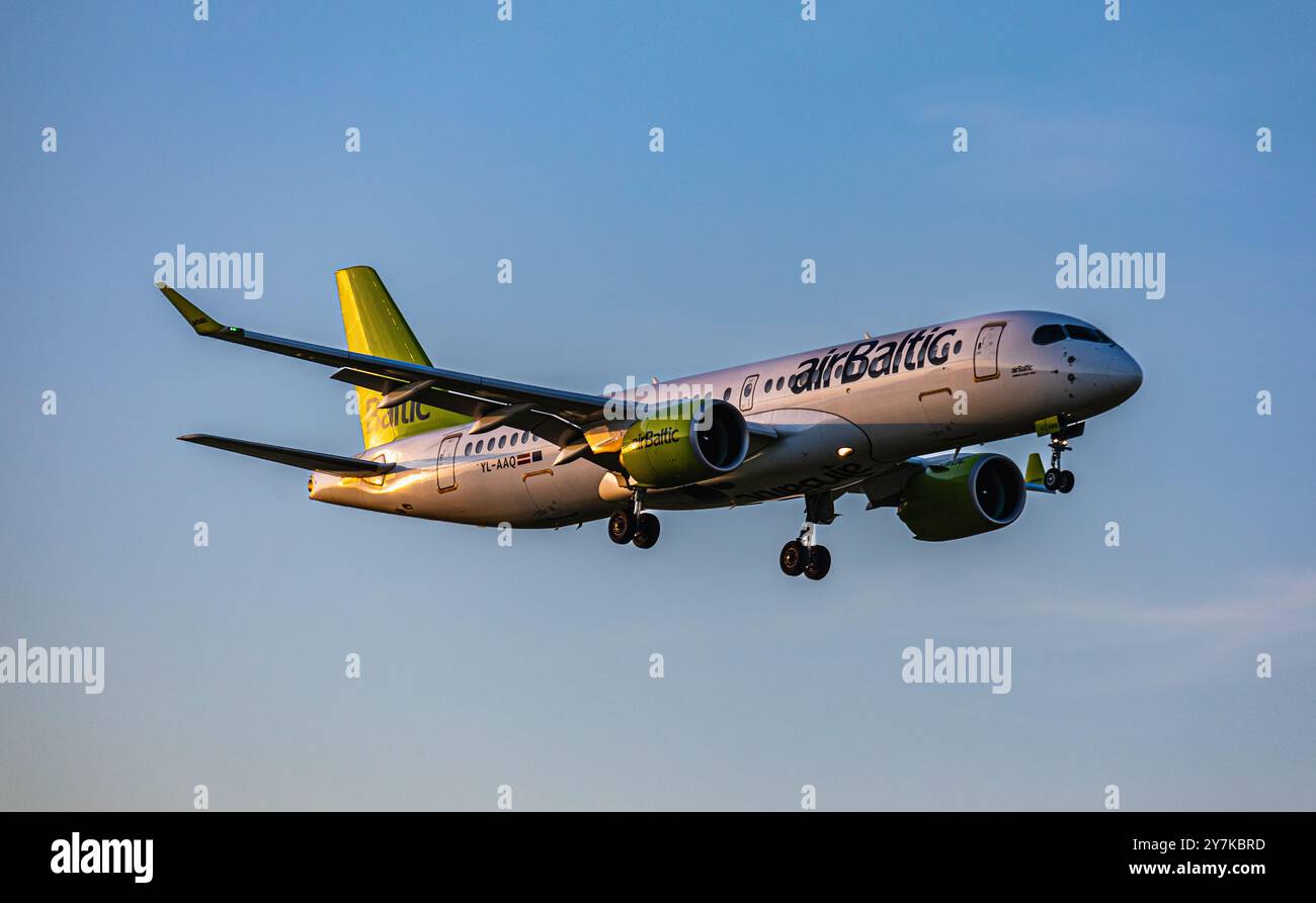 Zürich, Schweiz, 10. Mai 2024: Ein Airbus A220-371 von Air Baltic ist im Endanflug zum Flughafen Zürich. Registrierung YL-AAQ. (Foto von Jonas Ph Stockfoto