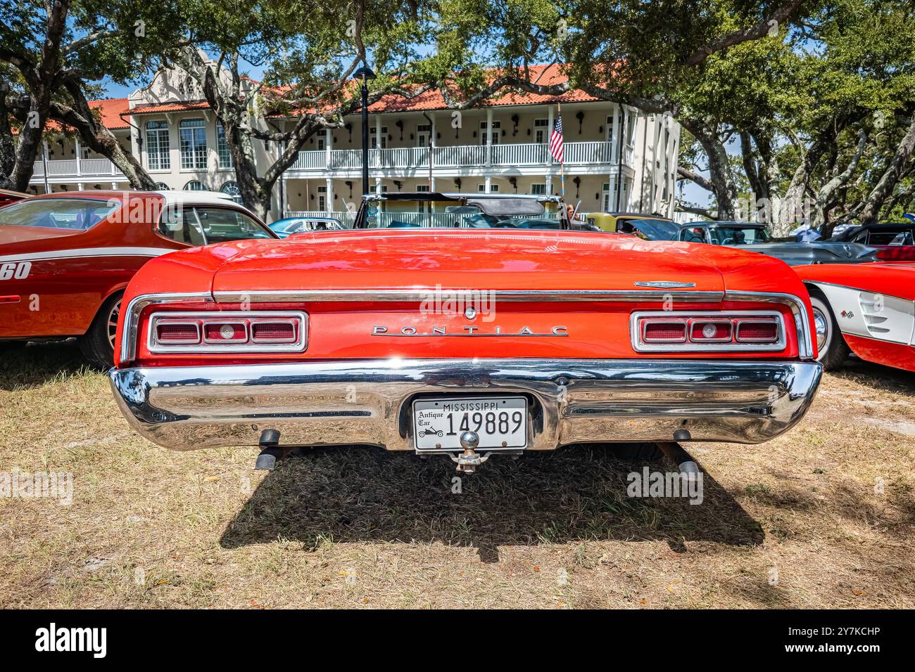 Gulfport, MS - 03. Oktober 2023: Hochperspektivische Rückansicht eines Pontiac LeMans Cabriolets aus dem Jahr 1967 auf einer lokalen Autoshow. Stockfoto