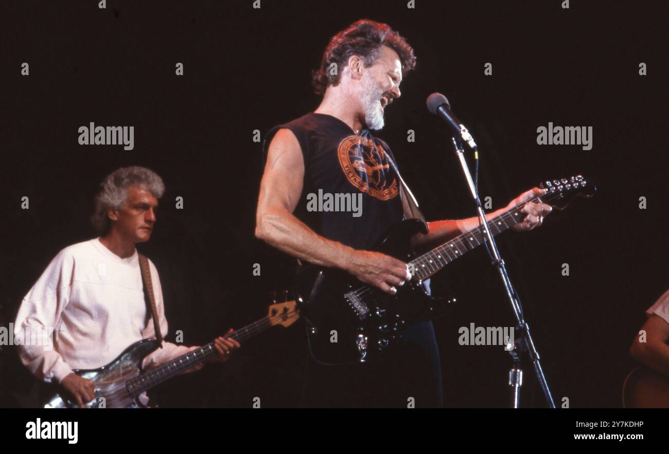 Der texanische Sänger, Songwriter und Schauspieler KRIS KRISTOFFERSON tritt am 4. Juli 1986 auf der Farm Aid II in Manor Downs außerhalb von Austin auf. Kristofferson war auf dem Weg zu einer militärischen Karriere, als er in Nashville begann zu singen und Aufnahmen zu machen und einer von Texas' beliebten Songwritern wurde. Kristofferson starb am 28. September 2024 in Hawaii. ©Bob Daemmrich Stockfoto