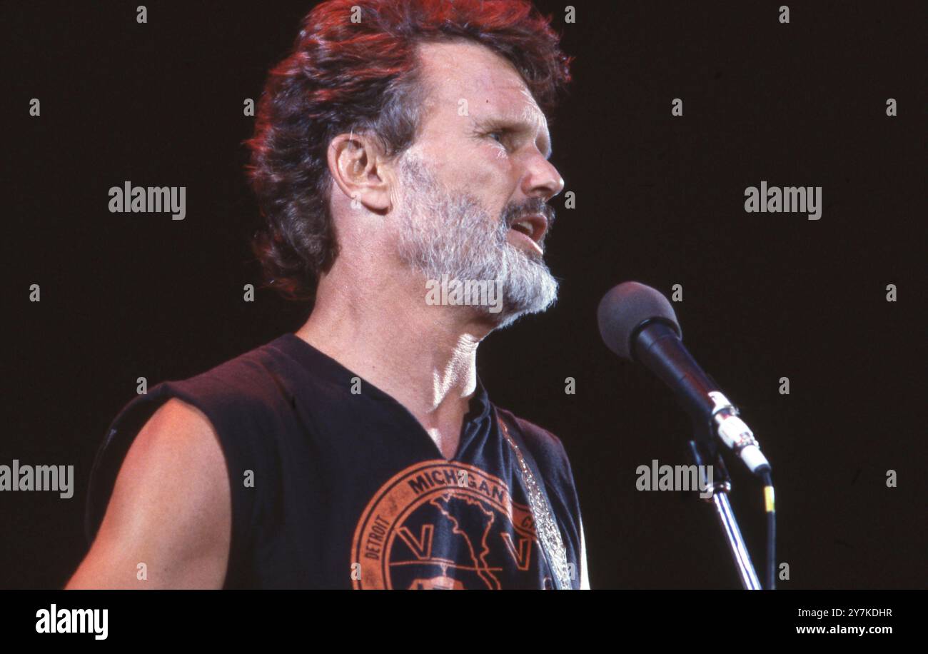 Der texanische Sänger, Songwriter und Schauspieler KRIS KRISTOFFERSON tritt am 4. Juli 1986 auf der Farm Aid II in Manor Downs außerhalb von Austin auf. Kristofferson war auf dem Weg zu einer militärischen Karriere, als er in Nashville begann zu singen und Aufnahmen zu machen und einer von Texas' beliebten Songwritern wurde. Kristofferson starb am 28. September 2024 in Hawaii. ©Bob Daemmrich Stockfoto