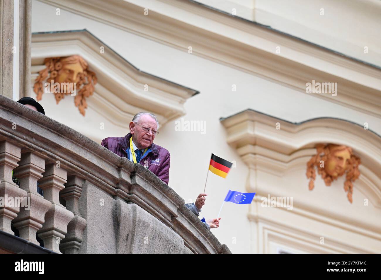 Die Deutsche Botschaft im Lobkowicz-Palast in der Vlasska-Straße in Prags Kleinstadt öffnet ihre Türen für die Öffentlichkeit, um die historischen Momente des Jahres 1989 mit dem fest der Freiheit und 50 Jahren diplomatischer Beziehungen zwischen den beiden Ländern am 30. September 2024 zu gedenken. Auf dem Foto befindet sich der Balkon, von dem aus Bundesaußenminister Hans-Dietrich Genscher an über 4.000 Bürger der DDR in die Gärten der Westdeutschen Botschaft seine legendäre Rede drückte, in der er sie über ihre Abreise nach Westen informierte Stockfoto