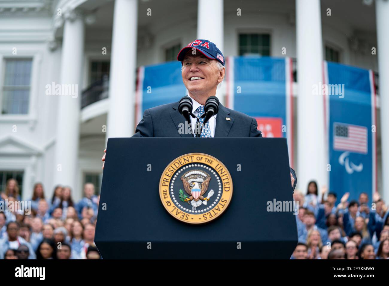 US-Präsident Joe Biden lächelt während einer Veranstaltung, die am Montag, den 30. September 2024, die 2024 US-Olympischen und Paralympischen Teams auf dem South Lawn des Weißen Hauses in Washington DC feiert. Kredit: Bonnie Cash/Pool über CNP/MediaPunch Stockfoto