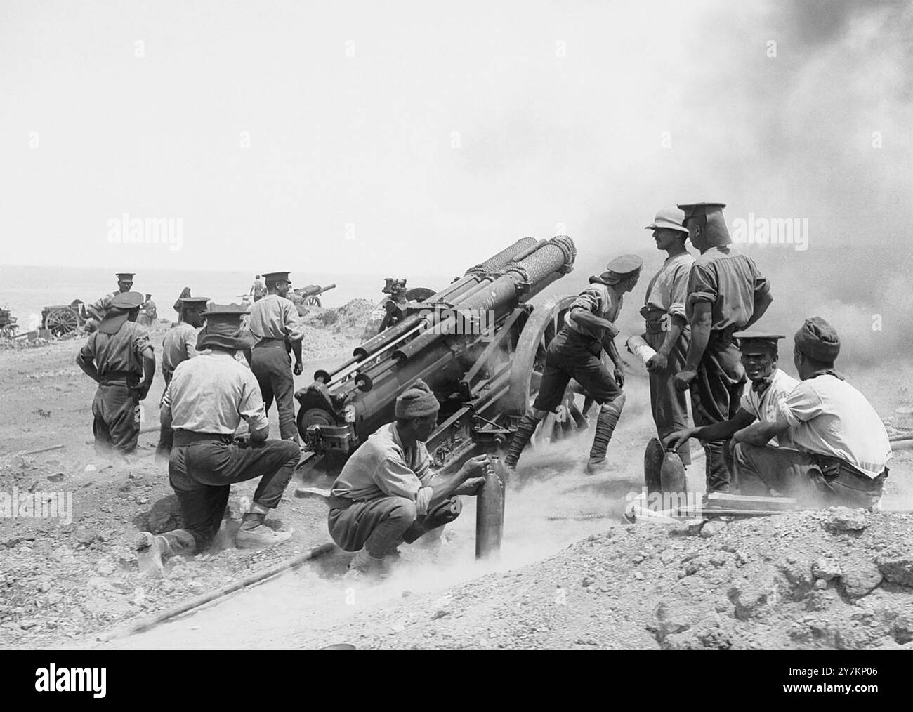 SCHLACHT VON GALLIPOLI 1915. Die britische 60-Pfünder-Kanone auf Cape Helles stößt zurück, als sie im Juni 1915 eine 5-Zoll-Kanone abfeuert. Stockfoto