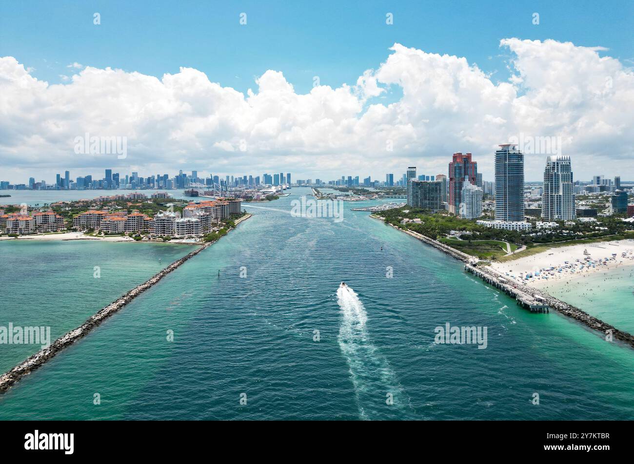 Blick aus der Vogelperspektive auf die Küste von Miami Beach. Panoramablick auf Miami Beach. Blick aus der Vogelperspektive auf den South Pointe Park. Miami City. Blick von oben auf South Miami Stockfoto