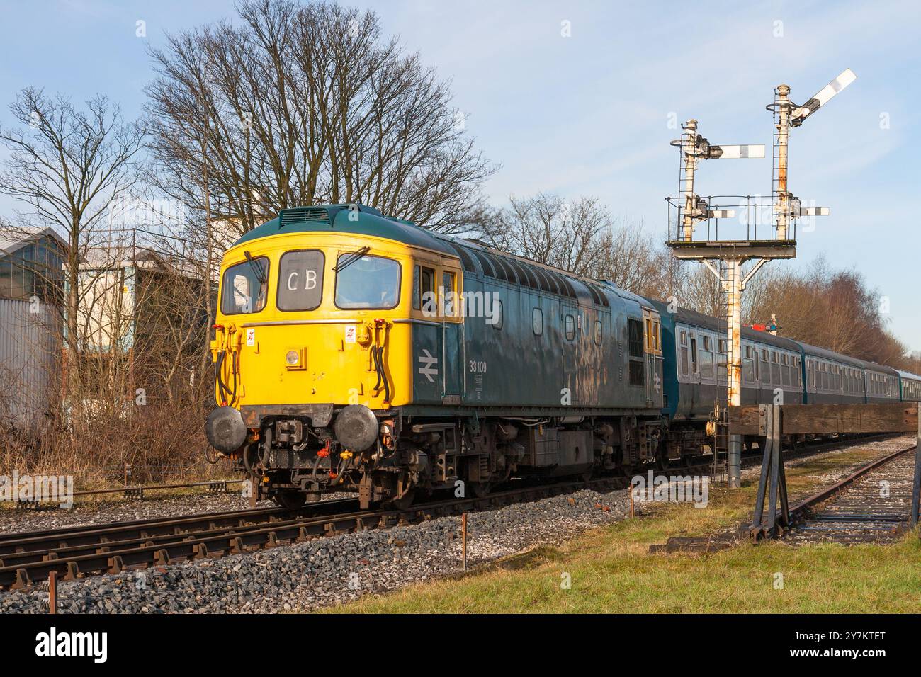 33 109 Diesel mit einem Personenzug auf der East Lancs Railway Stockfoto