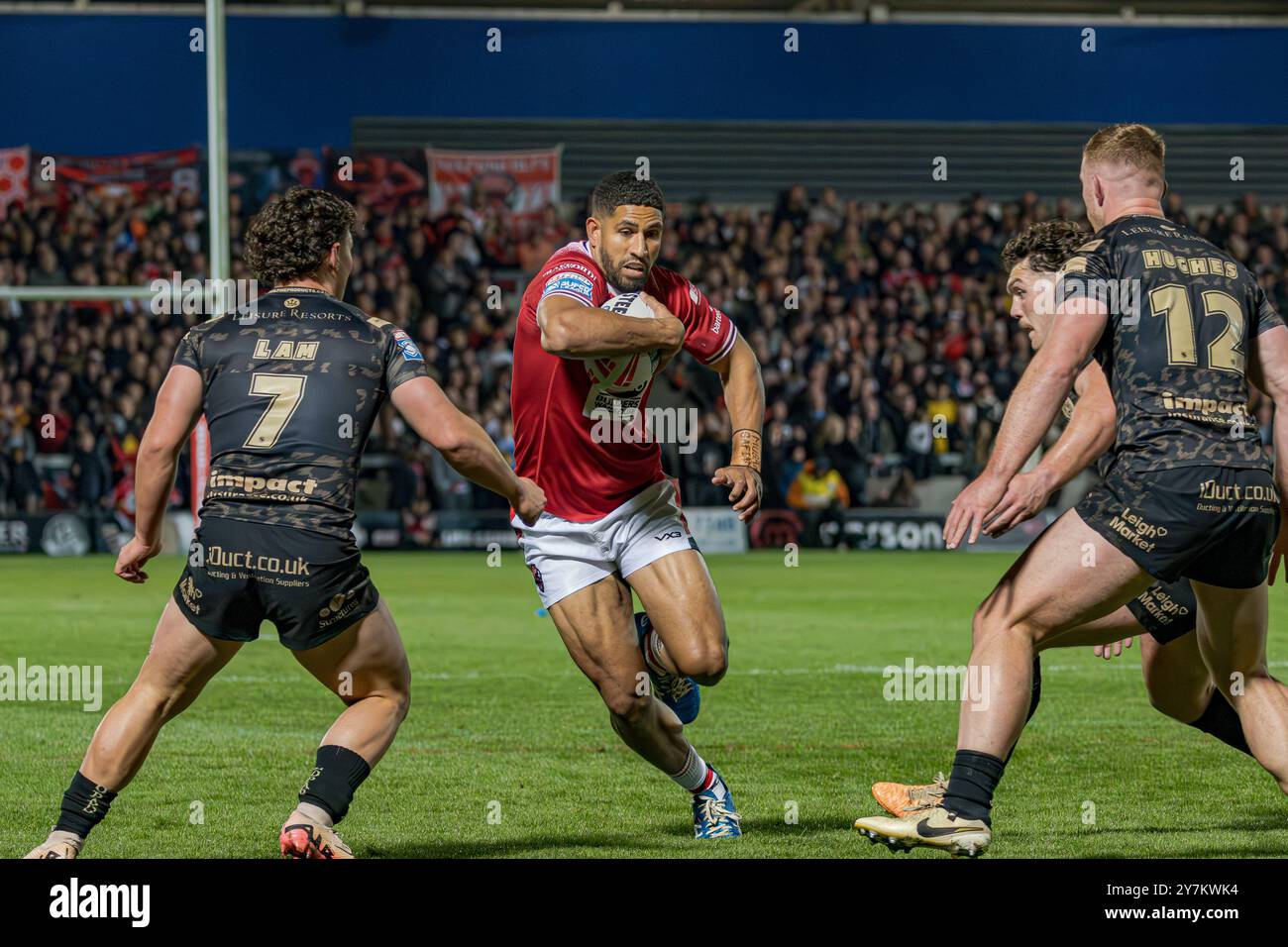 Nene Macdonald spielt den Ball für Salford Red Devils im Play-off der Super League gegen Leigh im Salford Community Stadium, Salford, UK, 27.09.2024 Stockfoto