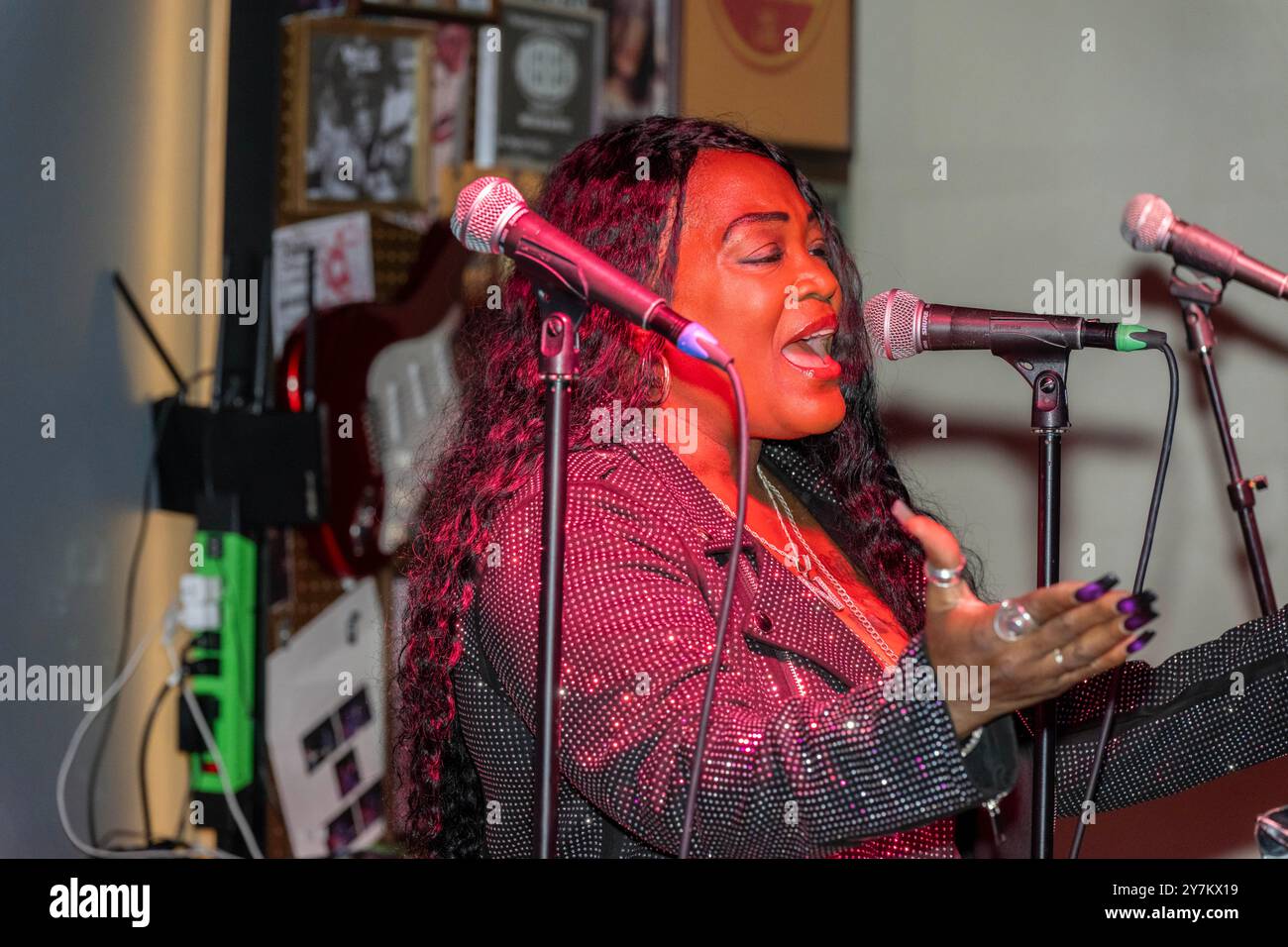 Los Angeles, USA. September 2024. Tänzer treten im Hugh Peeple Debüt New Smash Hit Single 'Room 2 Dance' im Hotel Ziggy, Los Angeles, CA, 29. September 2024 Credit: Eugene Powers/Alamy Live News auf Stockfoto