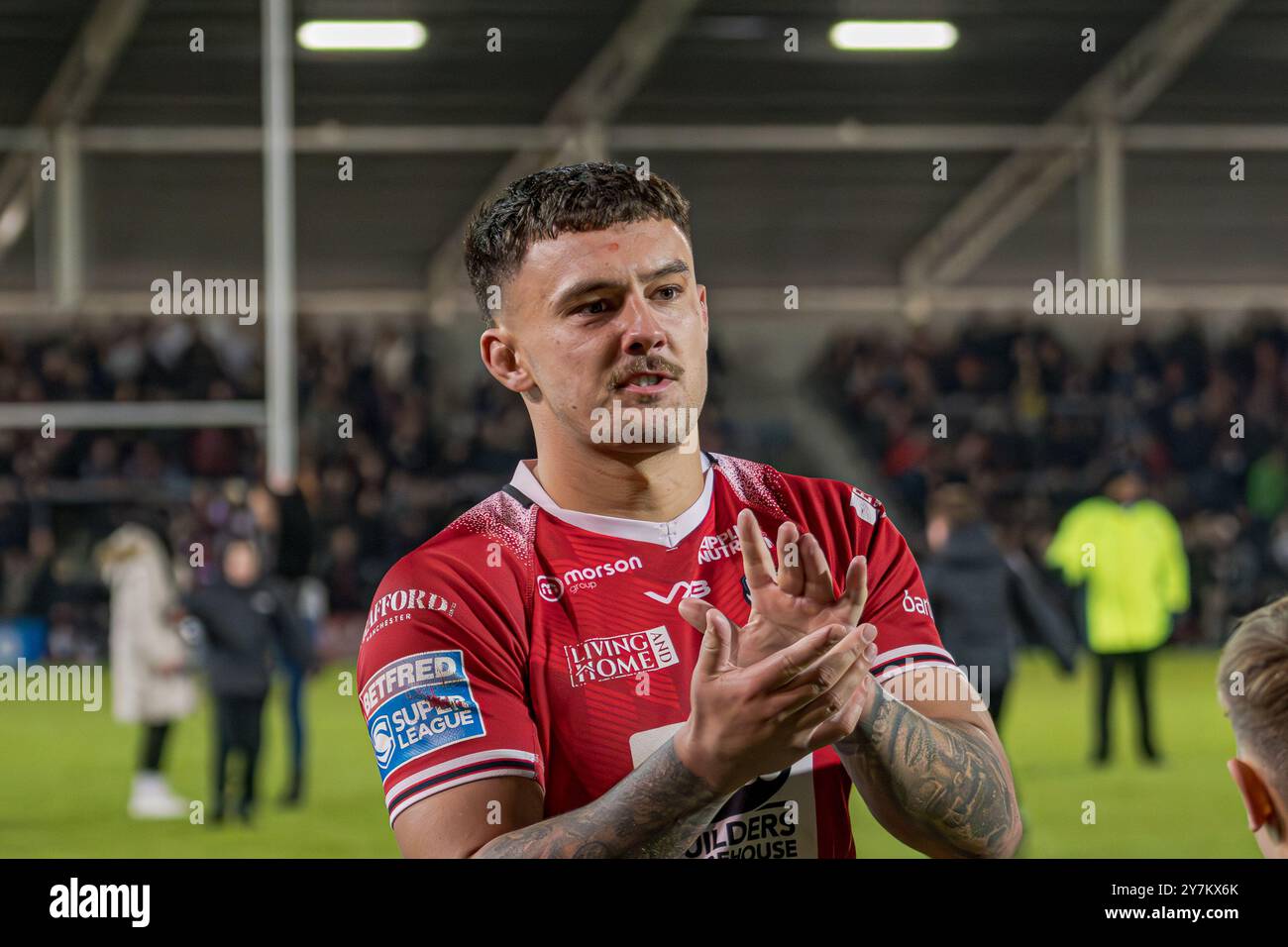 Ollie Partington klatschte Fans nach Salfords Niederlage im Play-off gegen Leigh der Super League im Salford Community Stadium, Salford, Großbritannien, 27.09.2024 Stockfoto