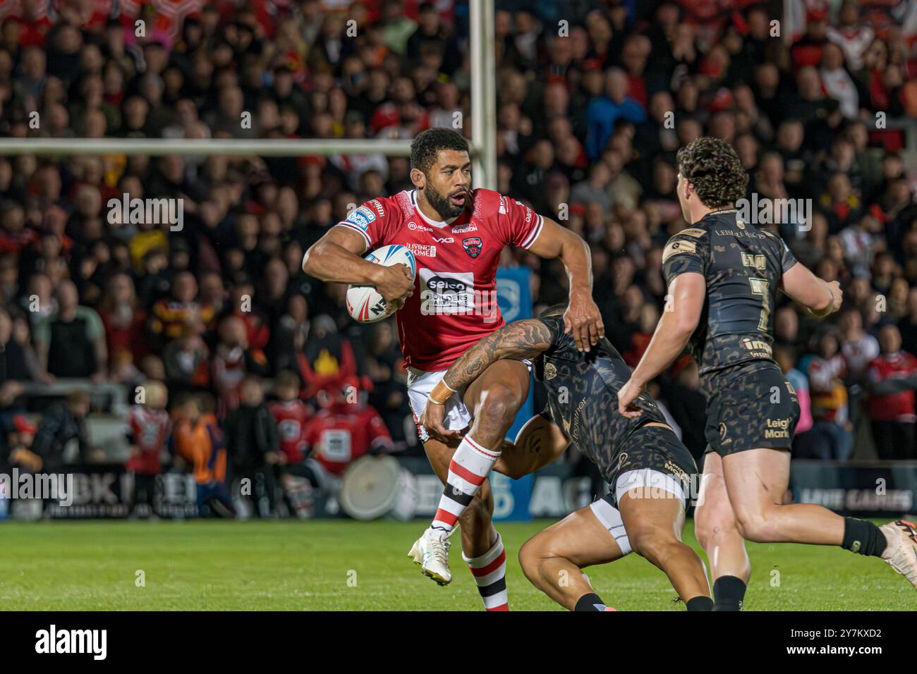 Kallum Watkins kämpft für Salford Red Devils im Play-off gegen Leigh der Super League im Salford Community Stadium, Salford, UK, 27.09.2024 Stockfoto