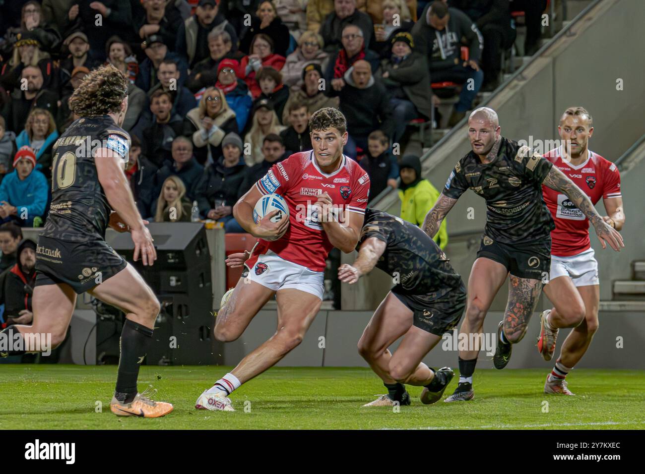 Sam Stone nimmt im Play-off gegen Leigh der Super League im Salford Community Stadium, Salford, UK, 27.09.2024 einen Tackle für Salford Red Devils Stockfoto