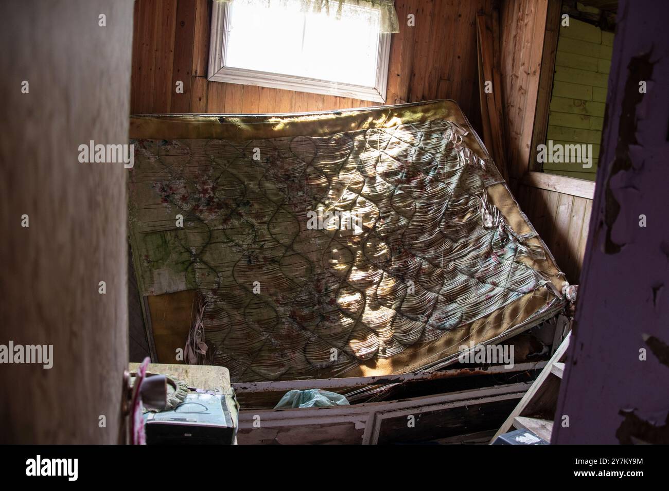 Alte Matratze im Eingang der verlassenen, baufälligen Hütte in Pouch Cove, Neufundland & Labrador, Kanada Stockfoto