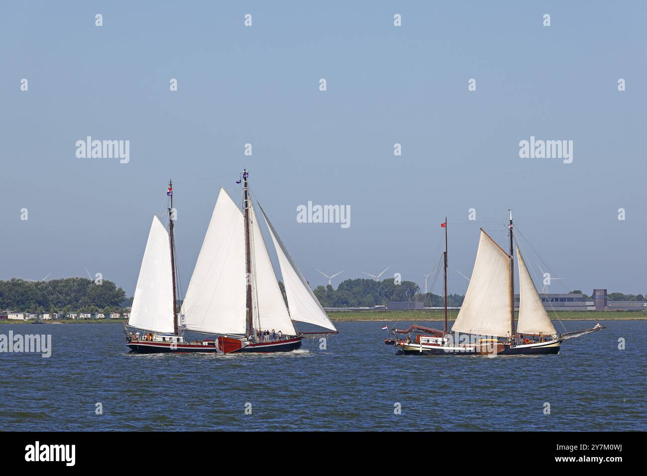 Segelschiffe auf dem IJsselmeer bei Enkhuizen, Nordholland, Westfriesland, Niederlande Stockfoto