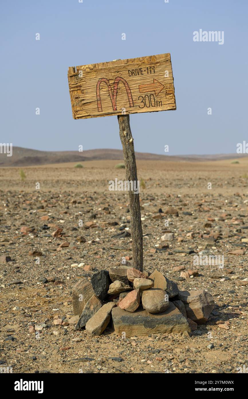 Hausgemachtes Schild Mc Doland's Drive mitten in der Wüste, in der Nähe von Sanitatis, Khumib Dry River, Kaokoveld, Kunene Region Stockfoto