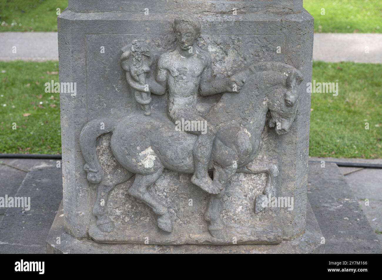 Reiter mit Ecolab-Personal, Relief auf dem Denkmal für die Rakoczy-Frühlingsentdecker Balthasar Neumann und Georg Anton Boxberger, Kurgarten Heilbad Stockfoto