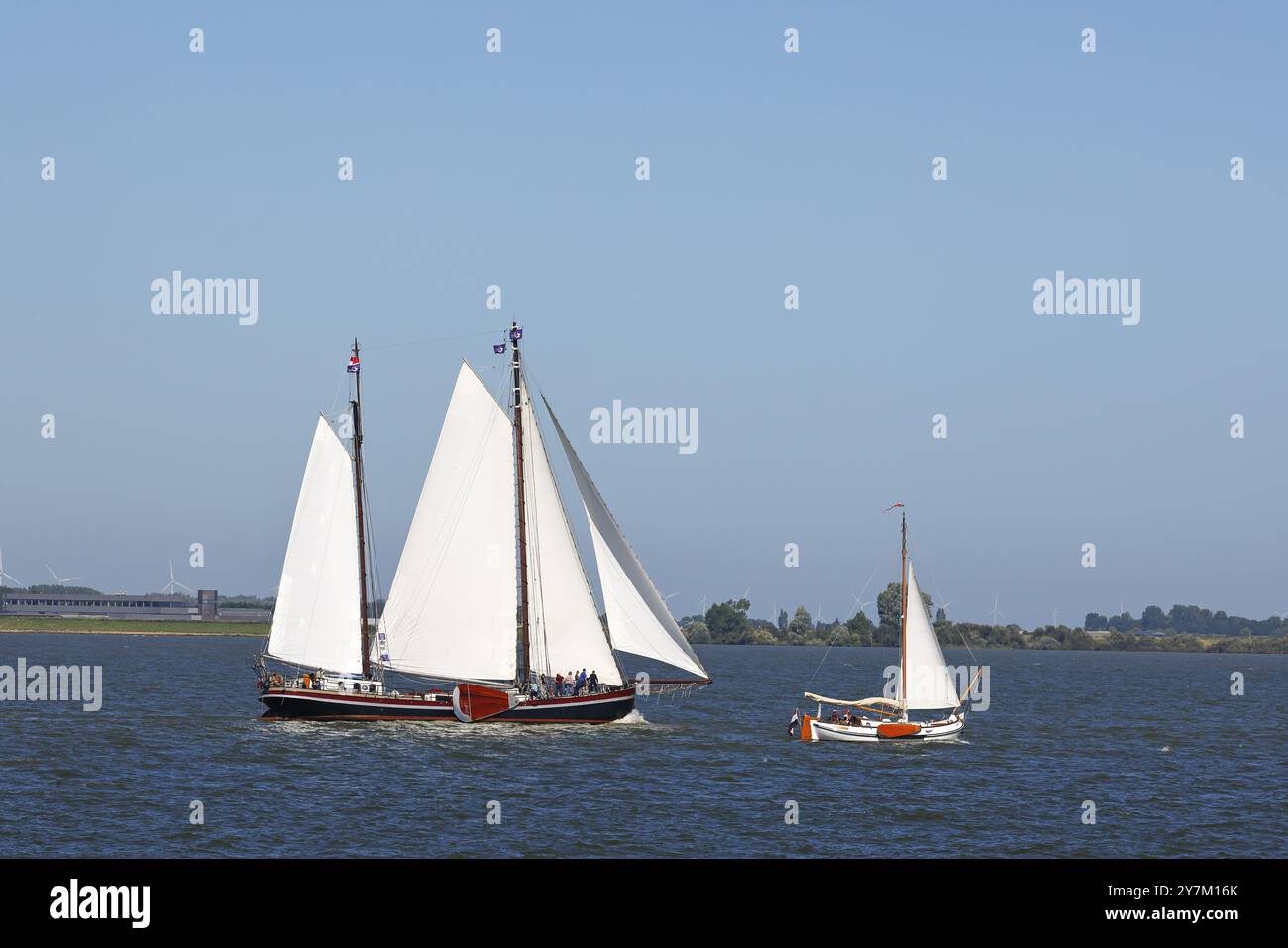 Segelschiffe auf dem IJsselmeer bei Enkhuizen, Nordholland, Westfriesland, Niederlande Stockfoto