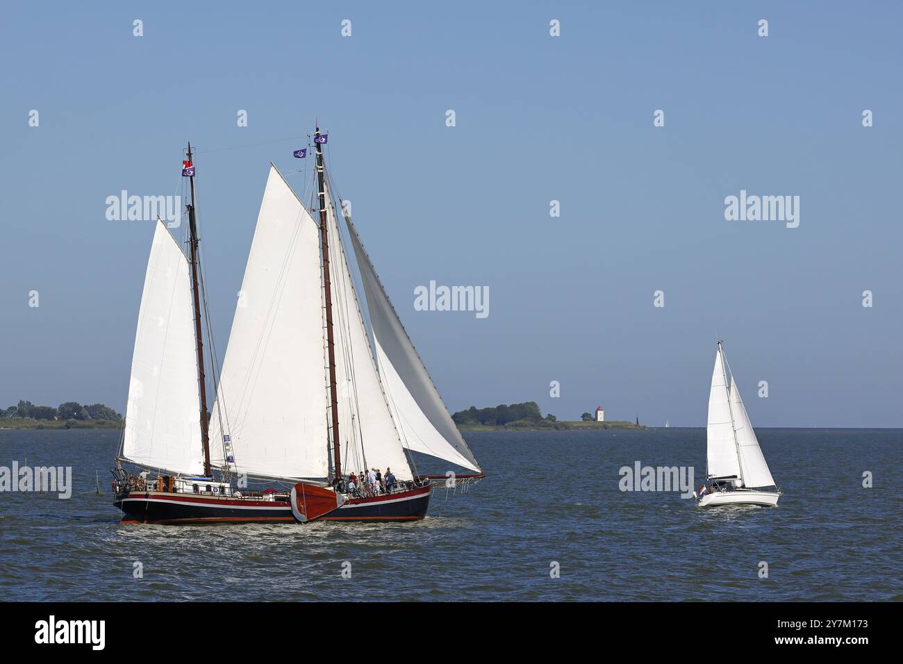 Segelschiffe auf dem IJsselmeer bei Enkhuizen, Nordholland, Westfriesland, Niederlande Stockfoto