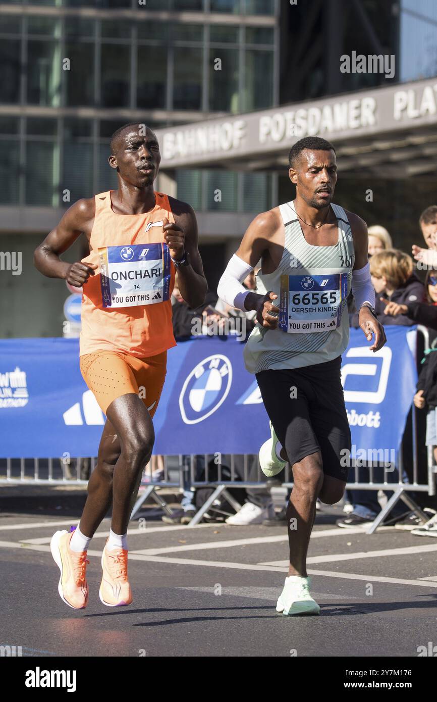 Enock Onchari Kenia und Derseh Kindie Kassie Äthiopien auf dem Potsdamer Platz beim 50. BMW Berlin Marathon 2024 am 29. September 2024 Stockfoto