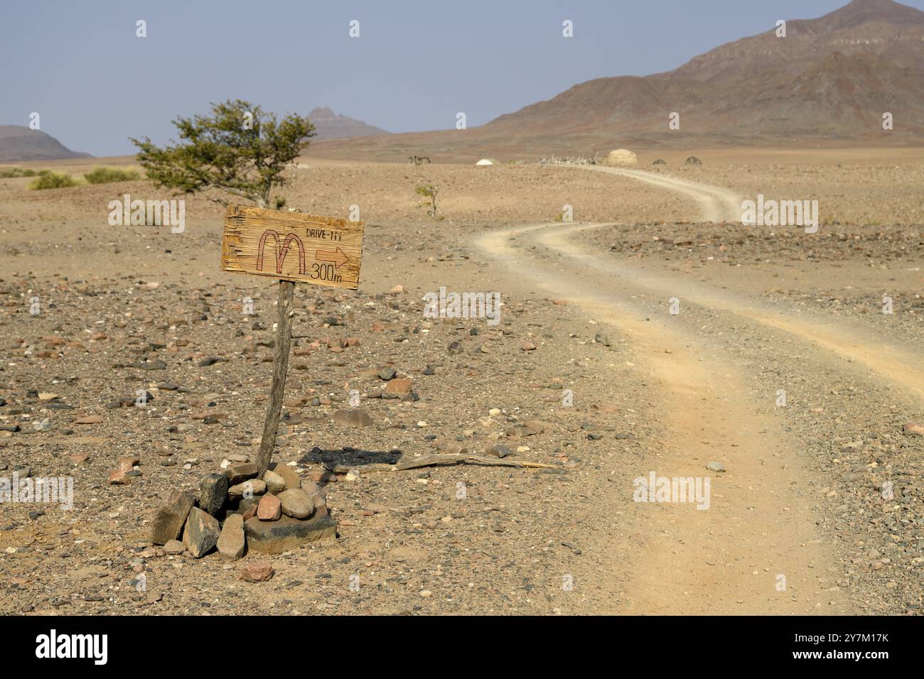 Hausgemachtes Schild Mc Doland's Drive mitten in der Wüste, in der Nähe von Sanitatis, Khumib Dry River, Kaokoveld, Kunene Region Stockfoto