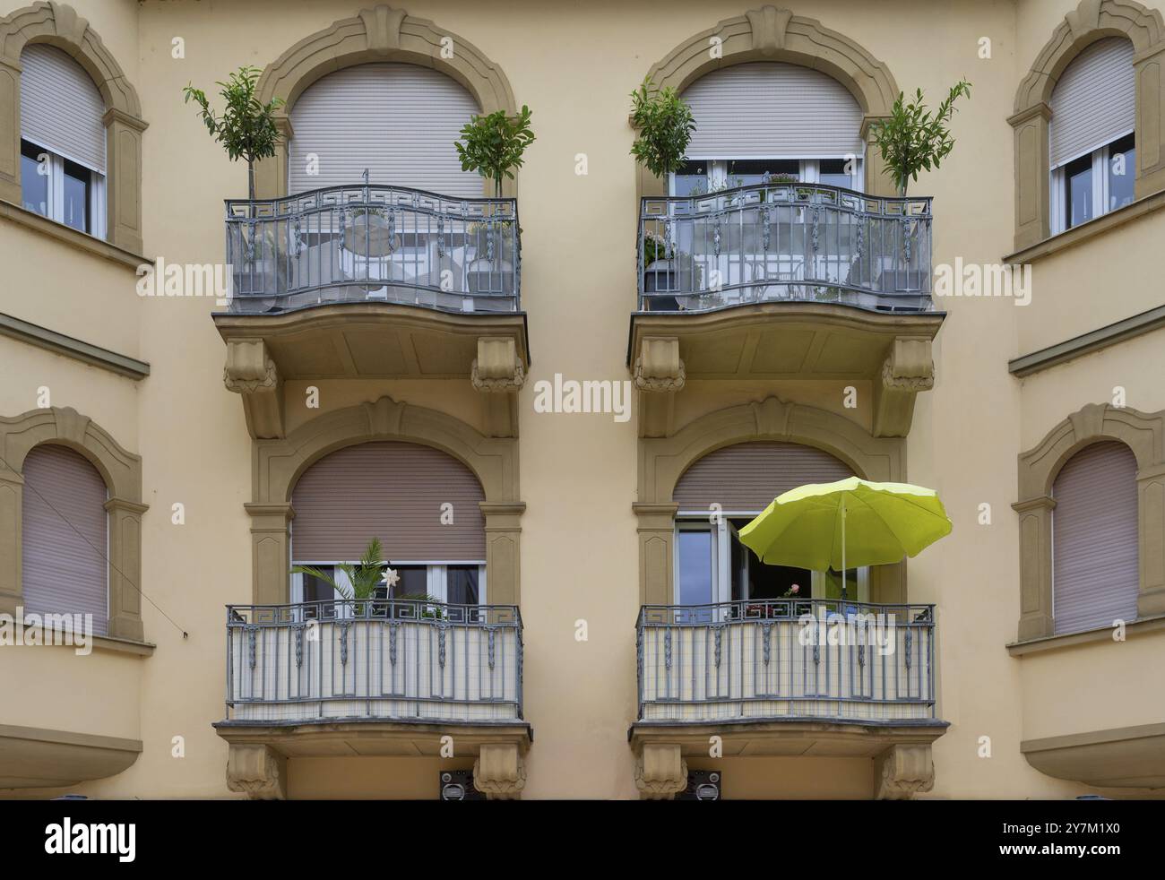 Balkone des ehemaligen Hotels Krosse, heute Wohn- und Geschäftshaus, 1907 im barocken Jugendstilstil erbaut, Bad Kissingen, Unteres F Stockfoto