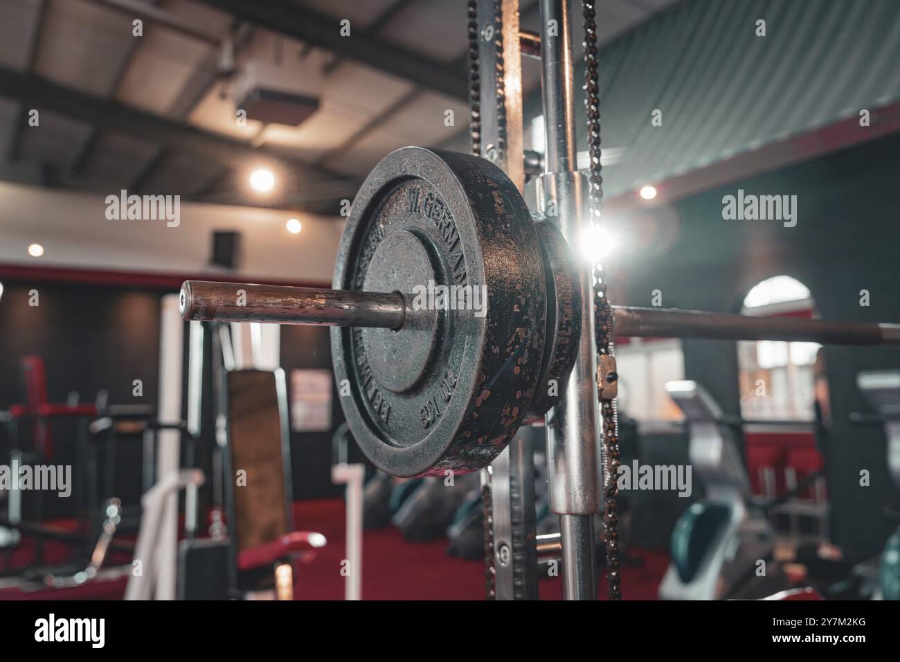 Hantelbar mit Gewicht in der Mitte eines Fitnessraums, Historic Fitness Studio, Bulls Fit, Mannheim, Deutschland, Europa Stockfoto