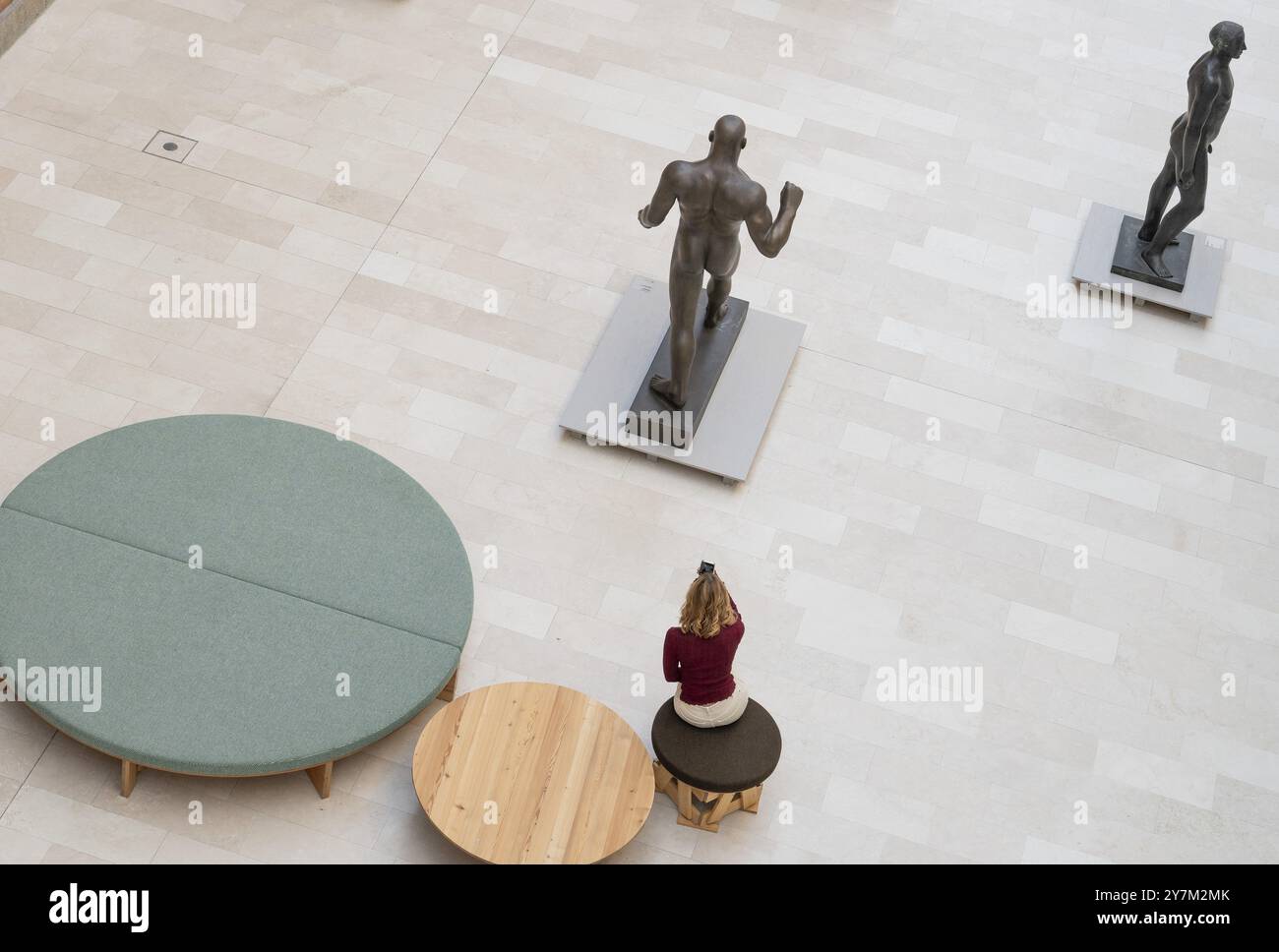 Besucherfotos Skulptur eines Mannes, Staatliches Kunstmuseum, Statens Museum for Kunst, SMK, Nationalgalerie, Kopenhagen, Dänemark, Europa Stockfoto