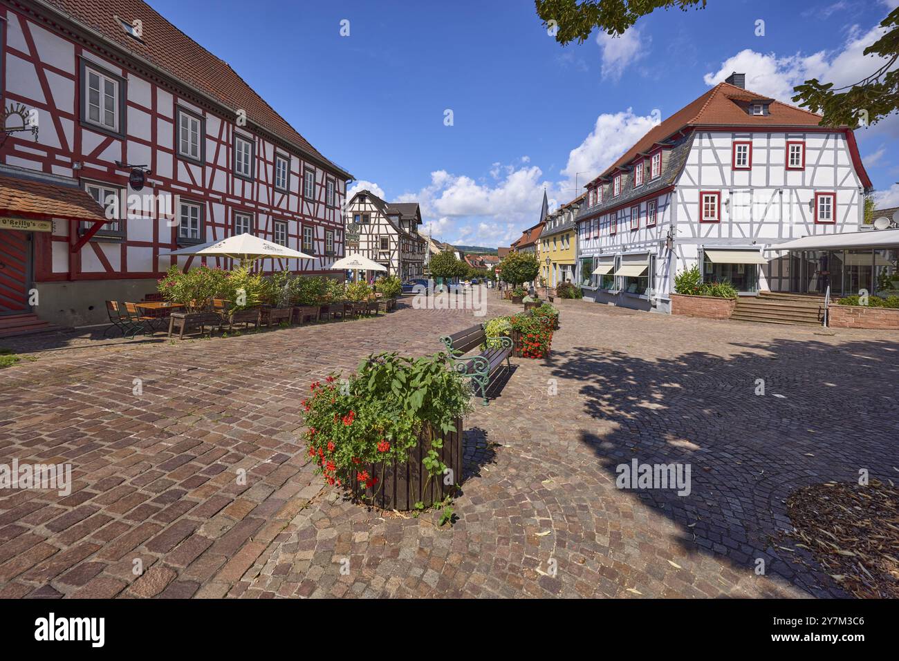 Lindenplatz mit Pflanzgefäßen und Bank, Fachwerkhäuser mit Restaurant am Lindenplatz in Michelstadt, Odenwald, Odenwaldkreis, Hessen, Deutschland, Euro Stockfoto