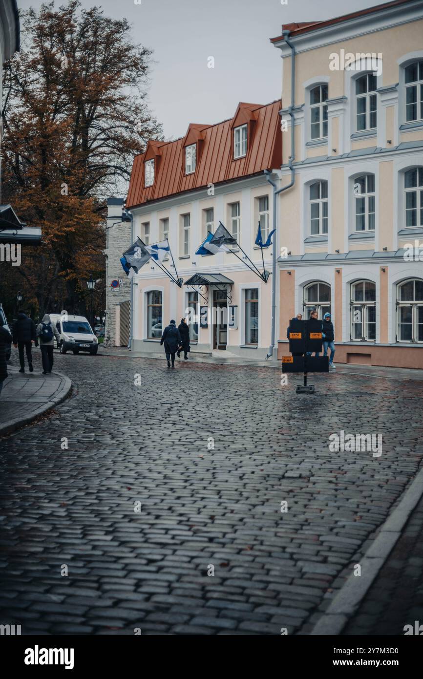 Leute laufen die Altstadtstraße entlang, vorbei an finnischer Botschaft in Tallinn, Estland Stockfoto