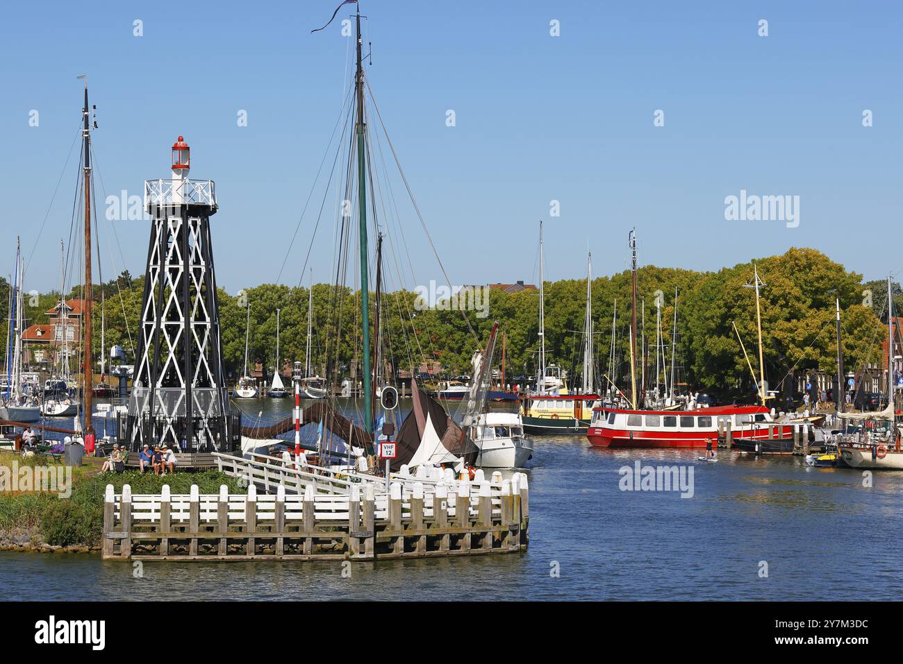 Eintritt zum Stadthafen mit Leuchtturm in Enkhuizen, Nordholland, Westfriesland, Niederlande Stockfoto
