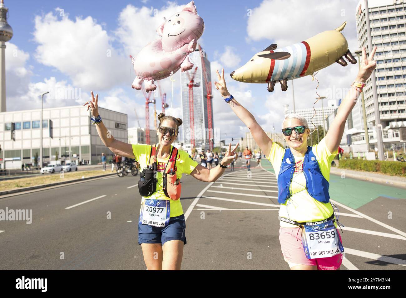 Läufer mit Ballons in Form eines Schweins und eines Hundes auf der Karl-Marx-Allee beim 50. BMW Berlin Marathon 2024 am 29. September 2024 Stockfoto