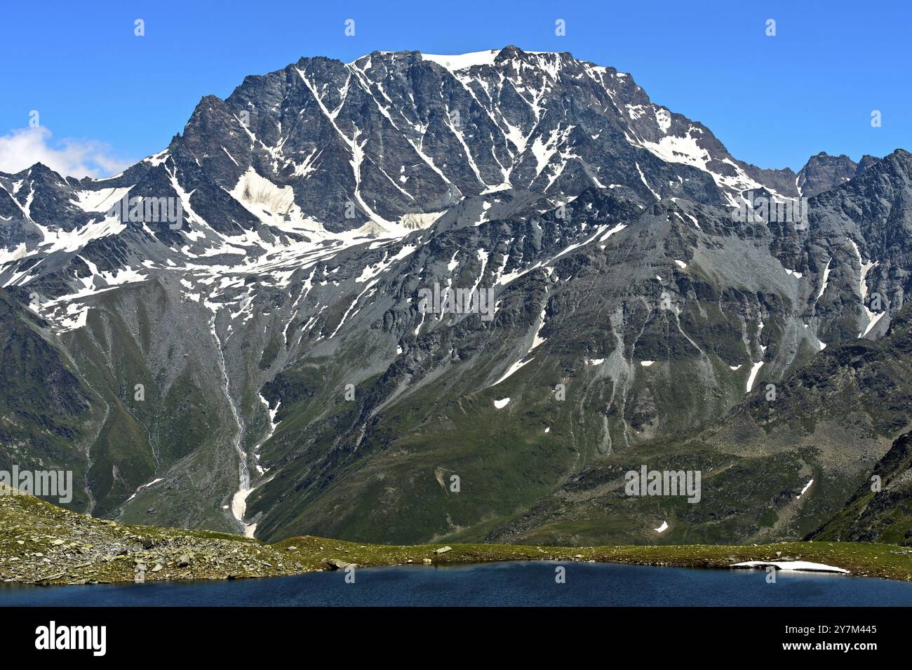 Gipfel des Mont Velan in den Walliser Alpen über dem Bergsee Grand Le, Bourg-Saint-Pierre, Wallis, Schweiz, Europa Stockfoto