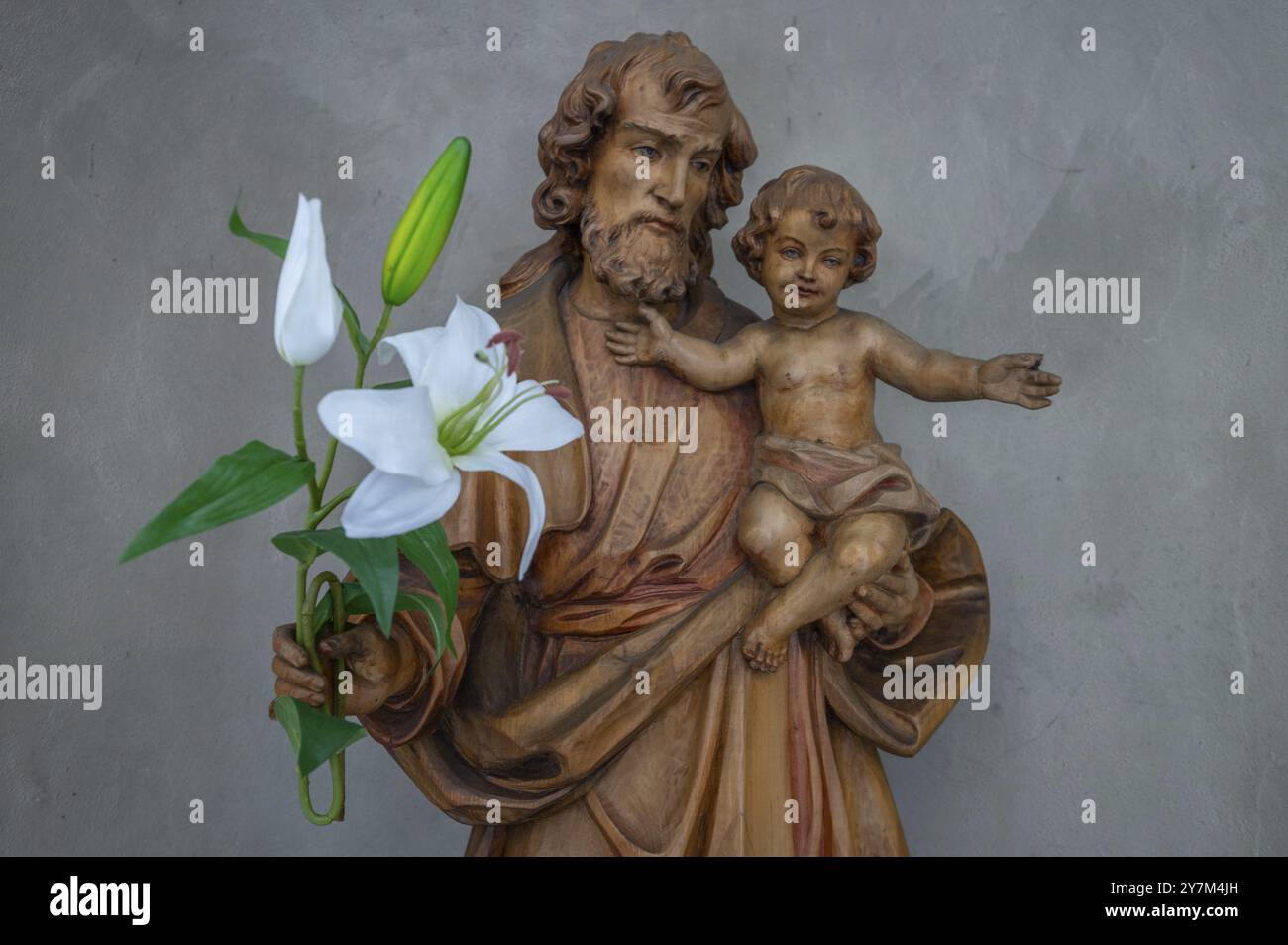 Figur eines heiligen mit einer Lilienblume, Jakobskirche, erbaut 1772-1775, Bad Kissingen, Niederfranken, Bayern, Deutschland, Europa Stockfoto