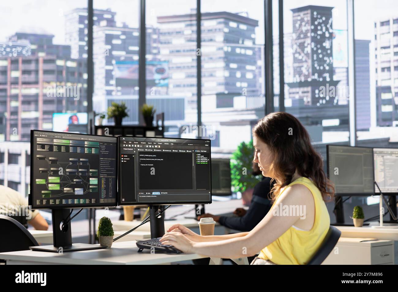 Mitarbeiter, der die Codeüberprüfung durchführt, um Fehler zu beheben und Leistungs- und technische Probleme mit der Unternehmenssoftware für maschinelles Lernen zu identifizieren. IT-Spezialist für Debugging und Optimierung neuronaler Netzwerkcodes Stockfoto