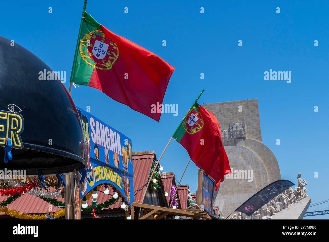 Portugiesische Flaggen zum Verkauf am Denkmal der Entdeckungen in Belem in der Zivilpfarrei Santa Maria de Belém, Lissabon, Portugal Stockfoto