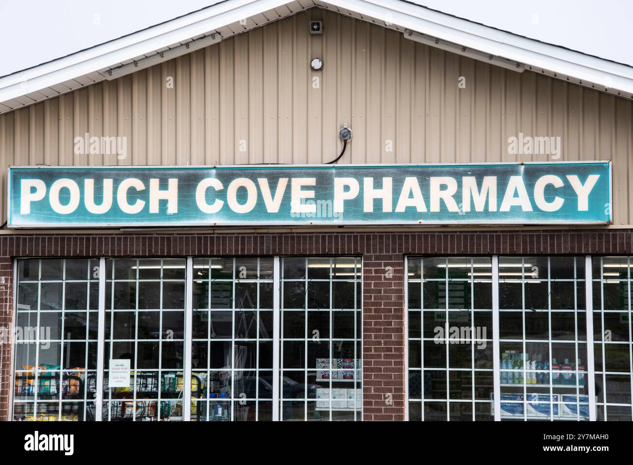 Pouch Cove Pharmacy Schild auf der Main Road in Pouch Cove, Neufundland & Labrador, Kanada Stockfoto