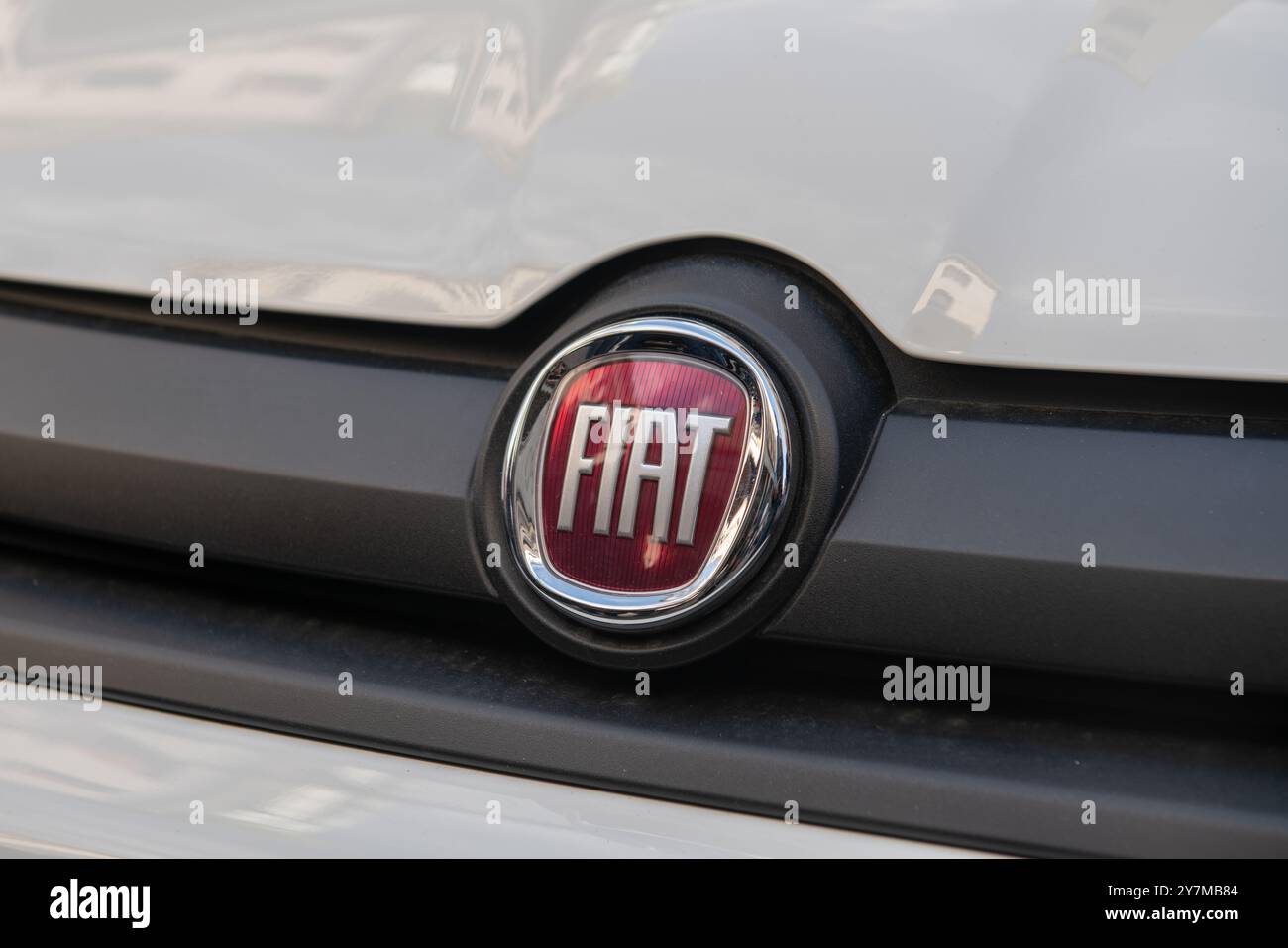 fiat Brand, stellantis Group, Marke eines der wichtigsten italienischen Automobilhersteller. Heute bereit mit Elektrofahrzeugen und Hybridfahrzeugen. Neuigkeiten. Stockfoto