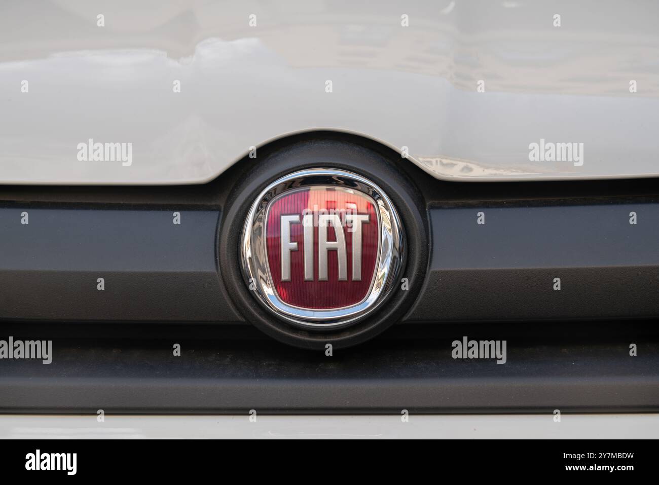 fiat Brand, stellantis Group, Marke eines der wichtigsten italienischen Automobilhersteller. Heute bereit mit Elektrofahrzeugen und Hybridfahrzeugen. Neuigkeiten. Stockfoto