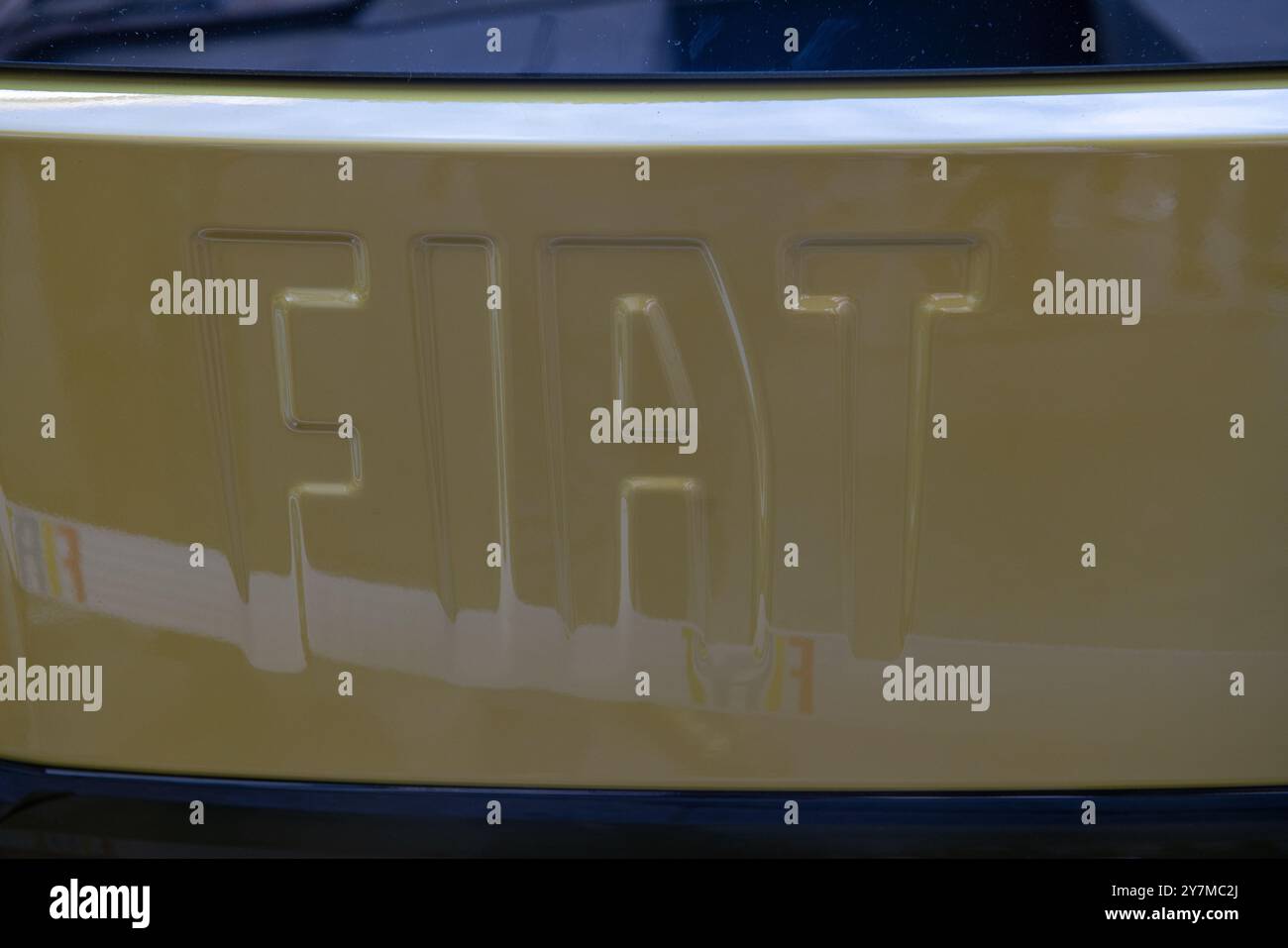 fiat Brand, stellantis Group, Marke eines der wichtigsten italienischen Automobilhersteller. Heute bereit mit Elektrofahrzeugen und Hybridfahrzeugen. Neuigkeiten. Stockfoto