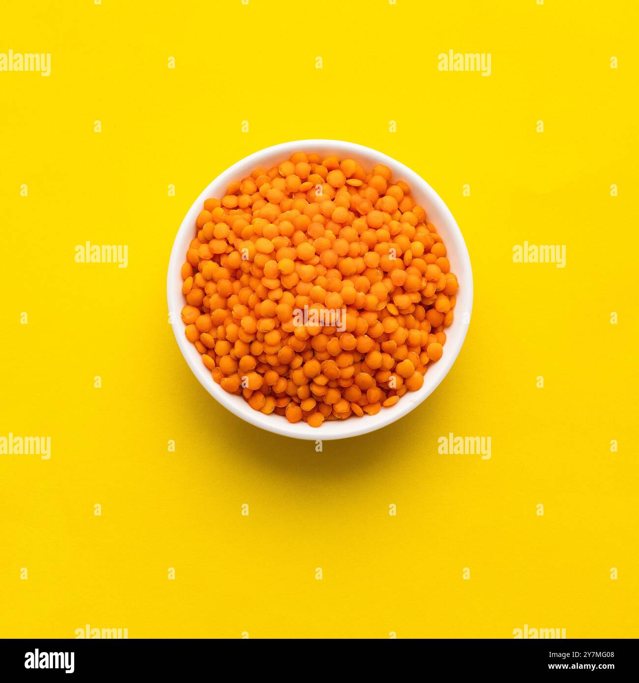 Schüssel mit rohen roten Linsen - Objektiv culinaris. Stockfoto