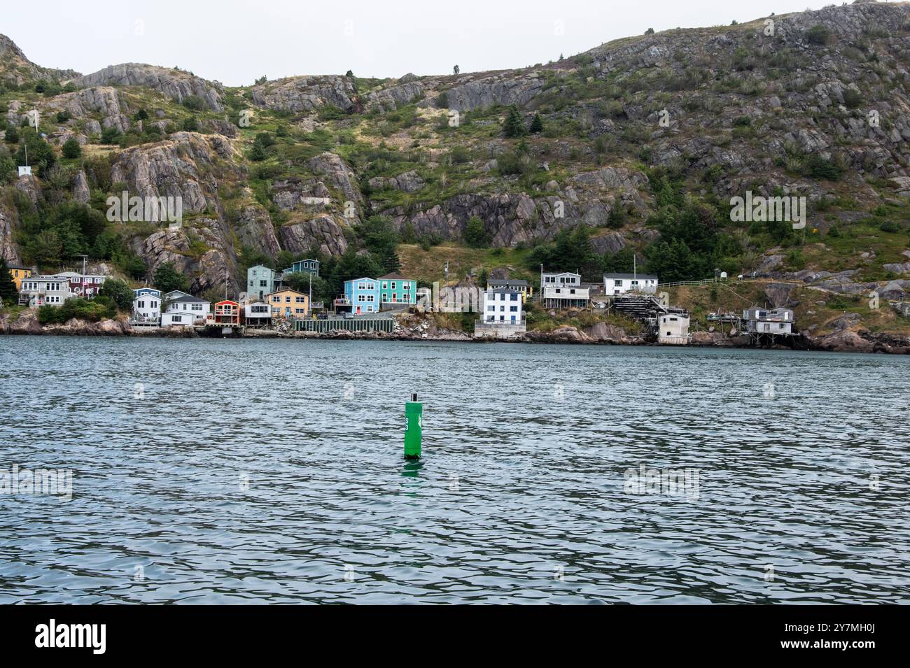 Blick auf die Batterie und die grüne Hafenboje von Fort Amherst in St. John's, Neufundland & Labrador, Kanada Stockfoto