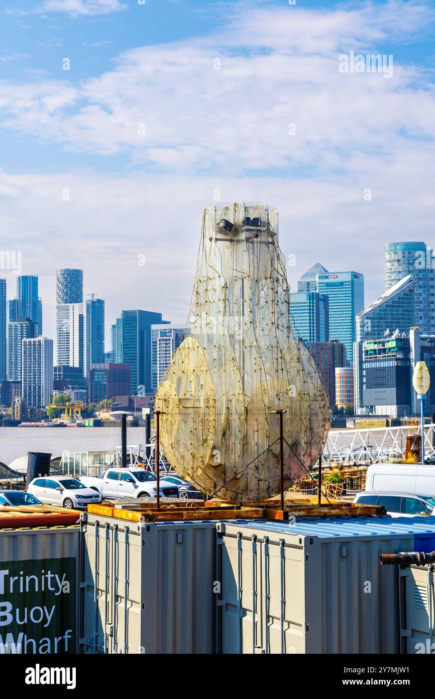 „Light Bulb“-Skulptur von Claire Morgan und Canary Wharf Skyline in Trinity Buoy Wharf, East London, England Stockfoto