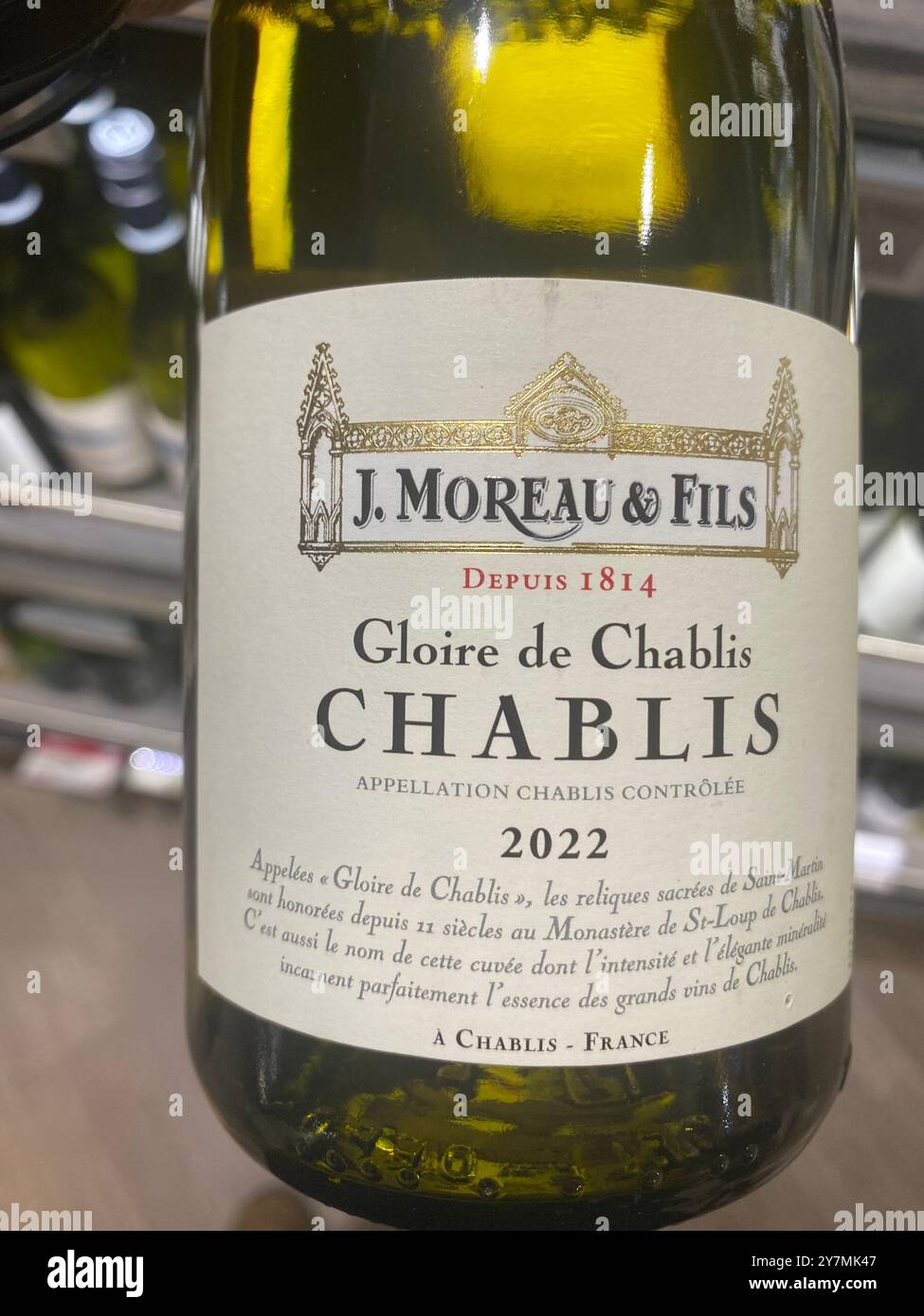 Flasche J Moreau & Fils 2022 Chablis, mit sichtbarem Etikett für die Weinflasche Stockfoto