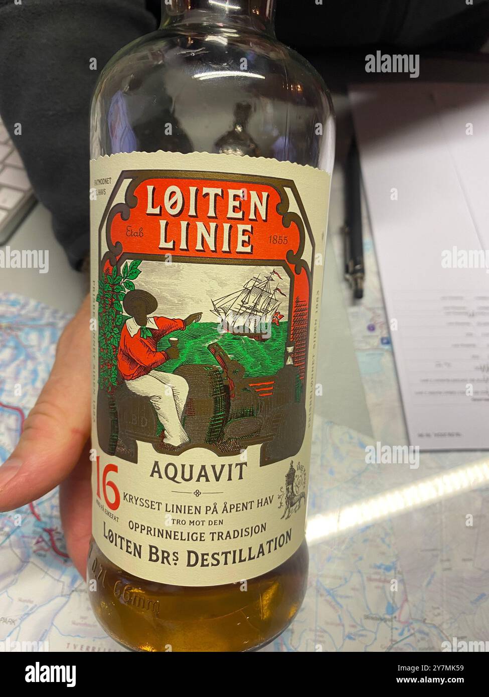 Flasche norwegischer Loiten Linie Aquavit in einem Restaurant in Norwegen, Europa, 2024 Stockfoto