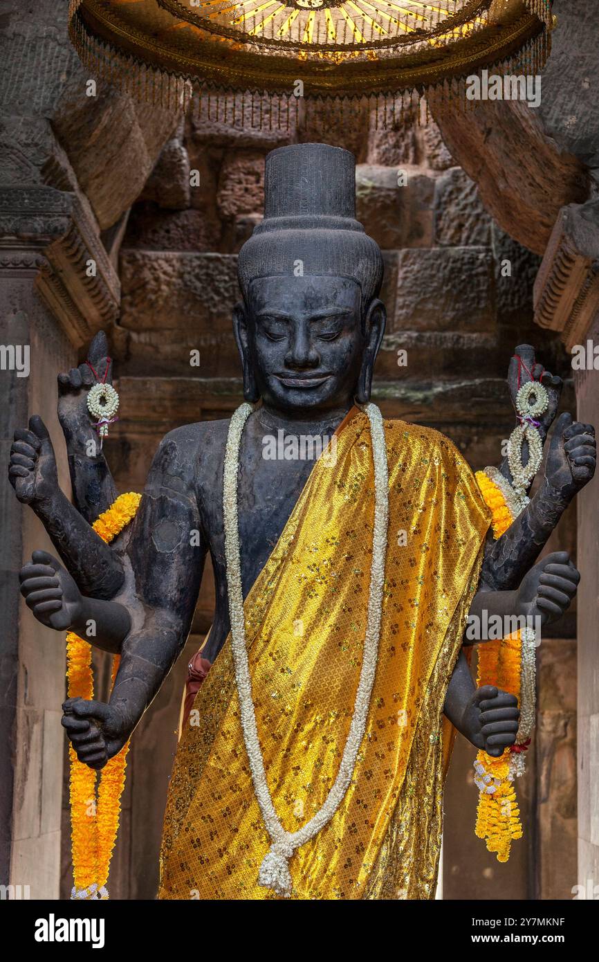 Statue des hinduistischen Gottes Vishnu im Westtor von Angkor Wat, Kambodscha Stockfoto