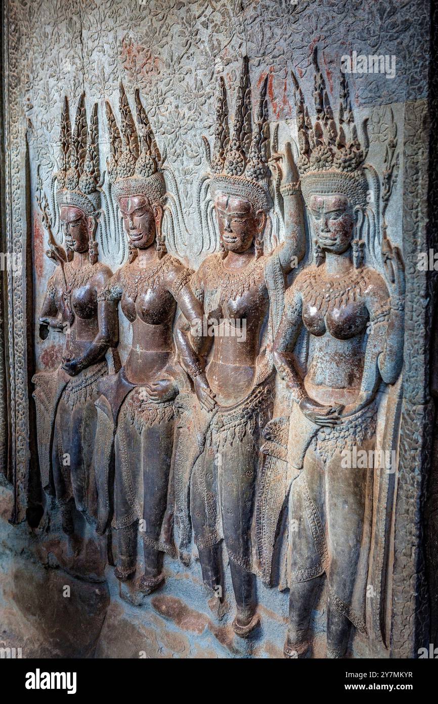 Schnitzereien von Apsaras (weibliche Geister), Angkor Wat, Siem Reap, Kambodscha Stockfoto