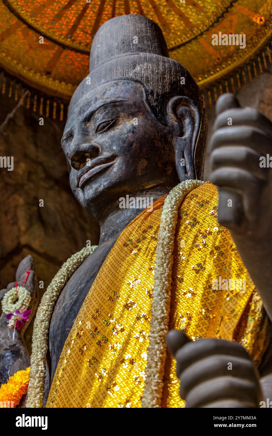 Statue des hinduistischen Gottes Vishnu im Westtor von Angkor Wat, Kambodscha Stockfoto