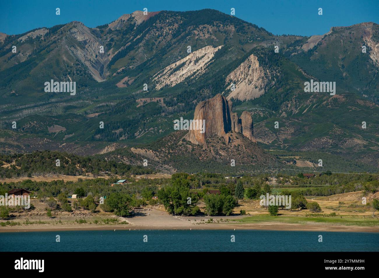 Needle Rock in der Nähe von Crawford, Colorado, sieht aus wie das Space Shuttle auf seinem Startplatz. Das Crawford Reservoir und der State Park befinden sich im Vordergrund. Stockfoto