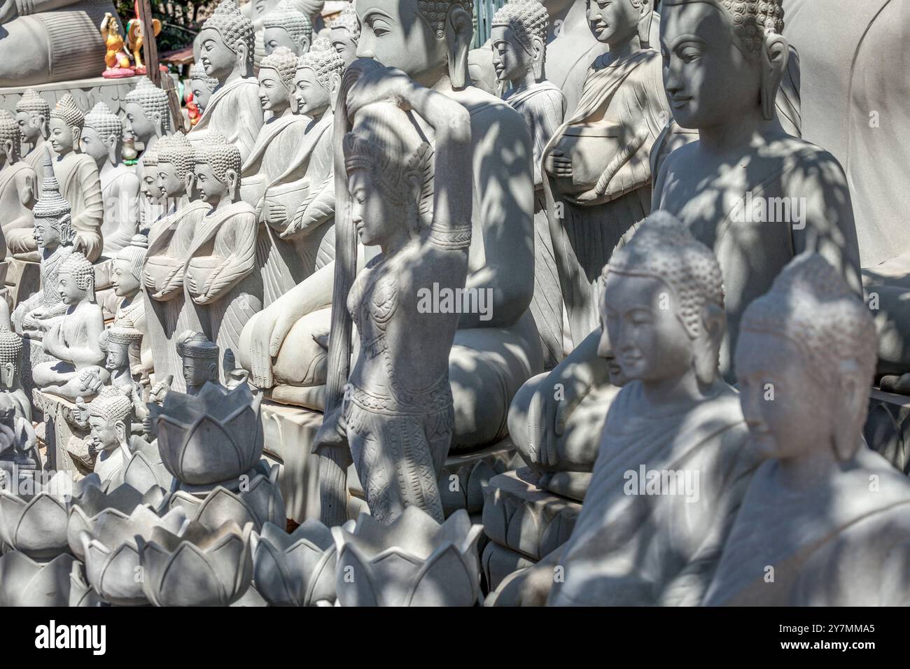 Moderne Steinschnitzereien traditioneller Figuren in einem Steinmetzladen zwischen Phnom Penh und Siem Reap, Kambodscha Stockfoto