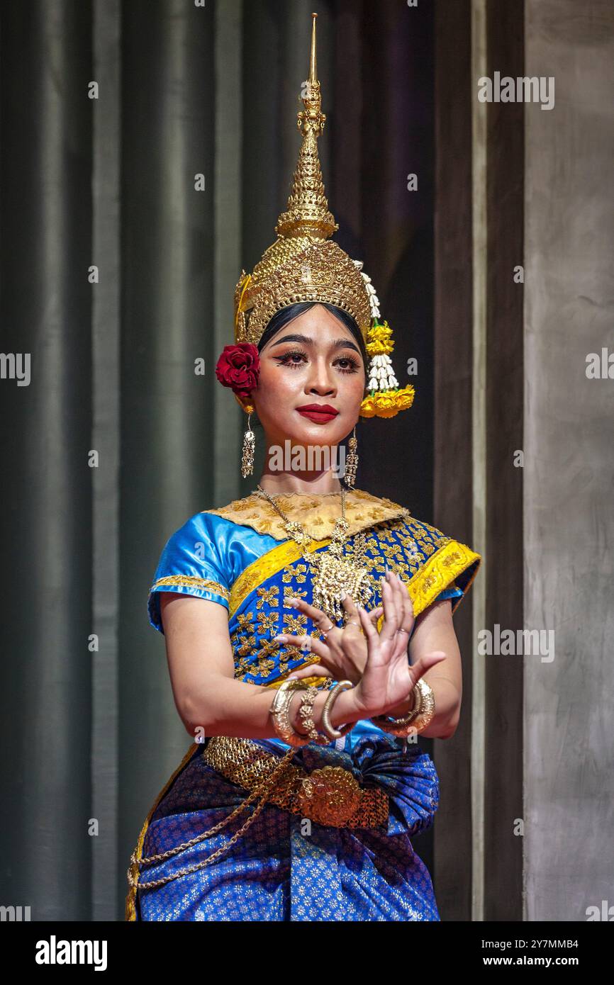 Traditioneller Khmer-Mekhala-Tanz, der den Triumph der Göttin der Gewässer über den Dämon Ream Eysaur, Siem Reap, Kambodscha, inszeniert Stockfoto